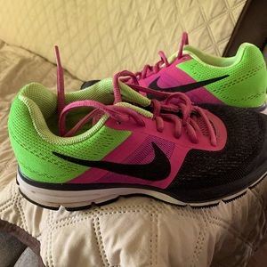 Woman’s Nike shoes size 7.5